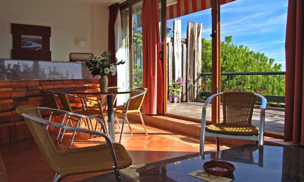 Een foto van het terras bij Pedras d'el Rei Resort