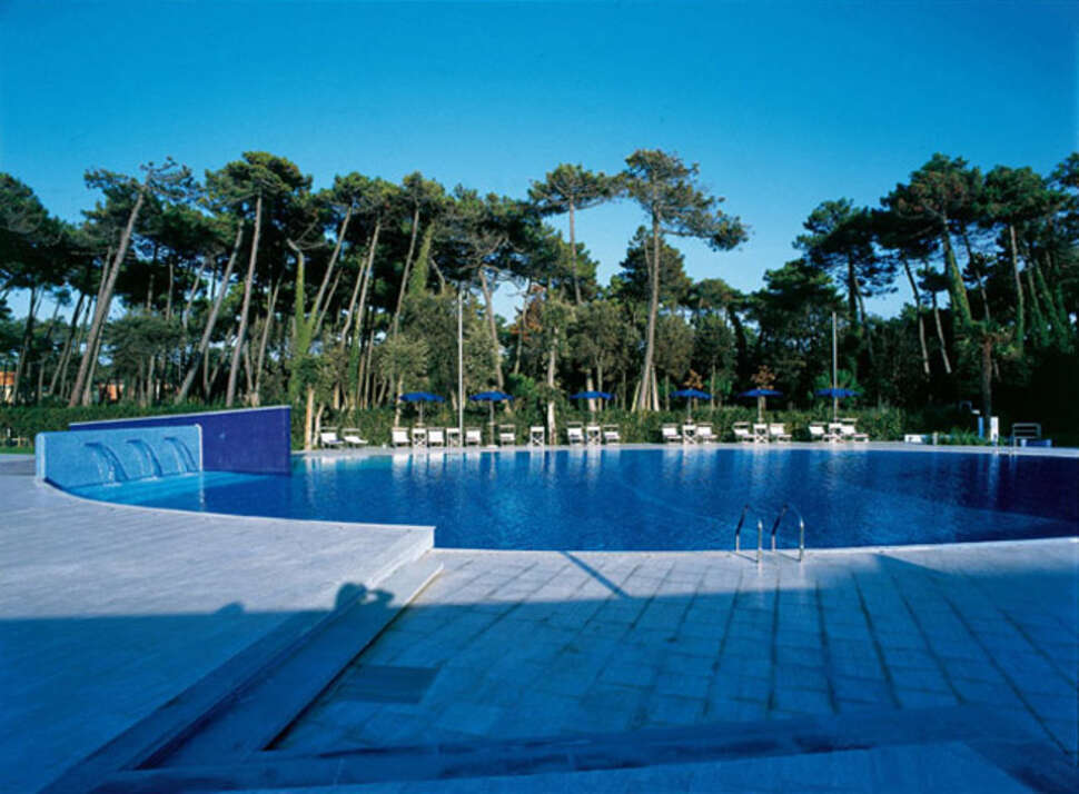 Ein Foto vom Pool im TH Tirrenia Green Park Resort