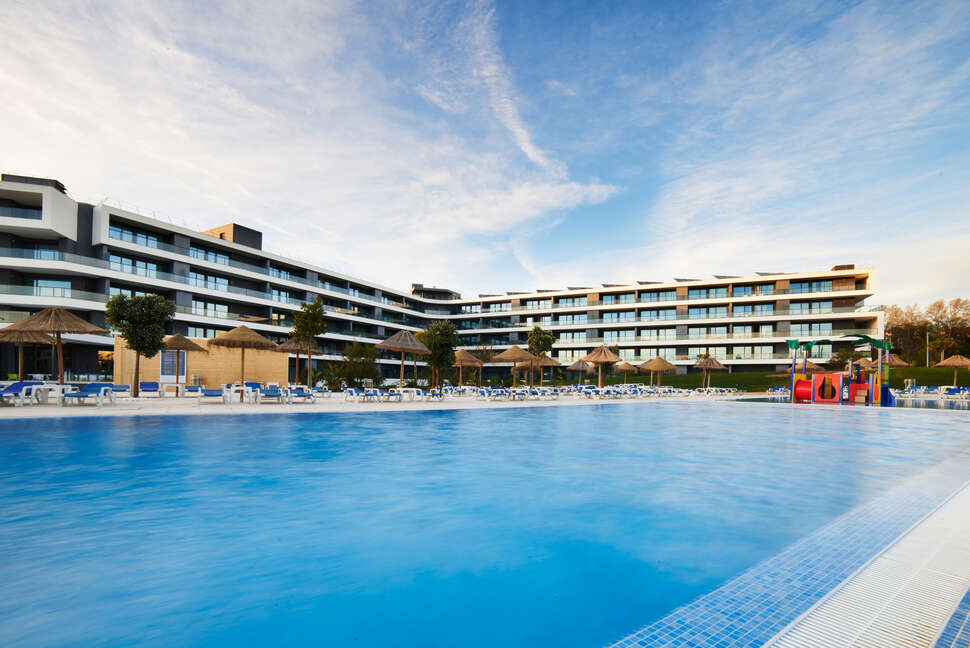 Ein Foto vom Pool im Aparthotel Alvor Baia
