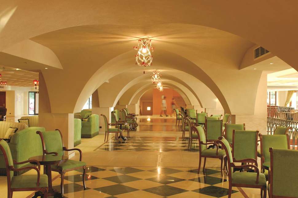 Een foto van het interieur van Roda Beach Resort & Spa