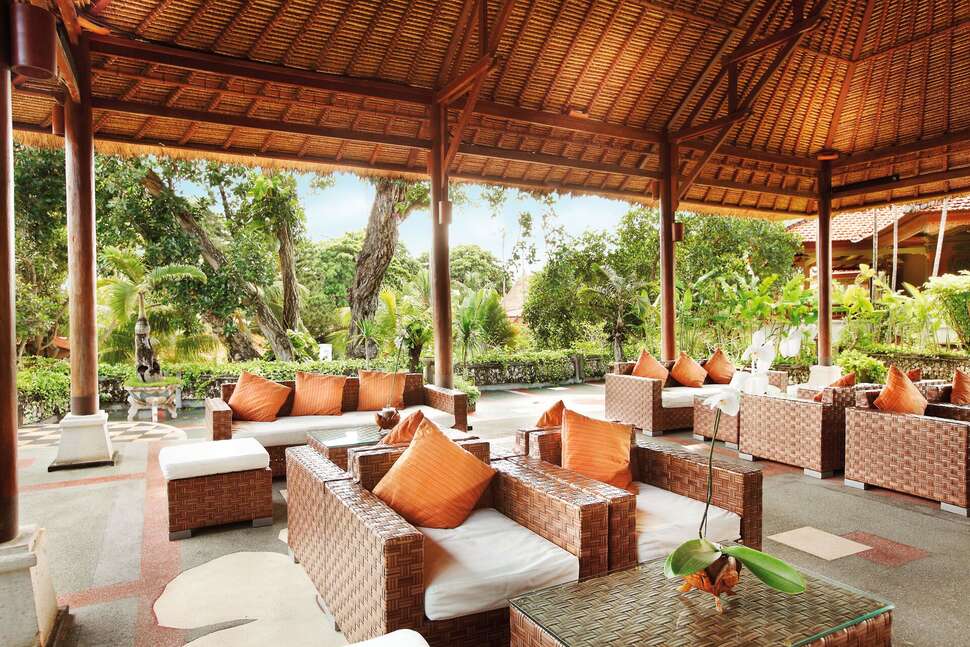 Een foto van het terras bij Bali Tropic Resort & Spa