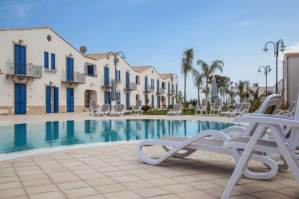 Ein Foto vom Pool im Scala dei Turchi Resort