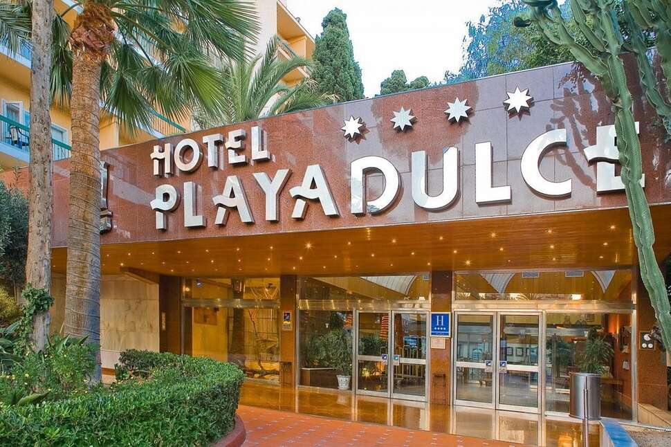 Een foto van de buitenkant van Playadulce Hotel