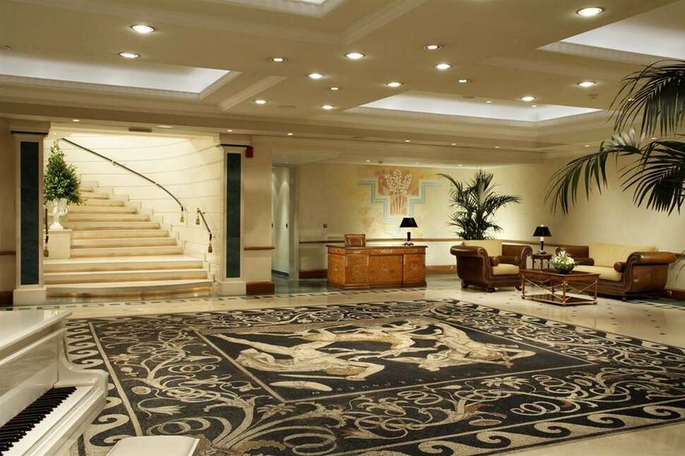 Een foto van het interieur van Hotel Royal Olympic