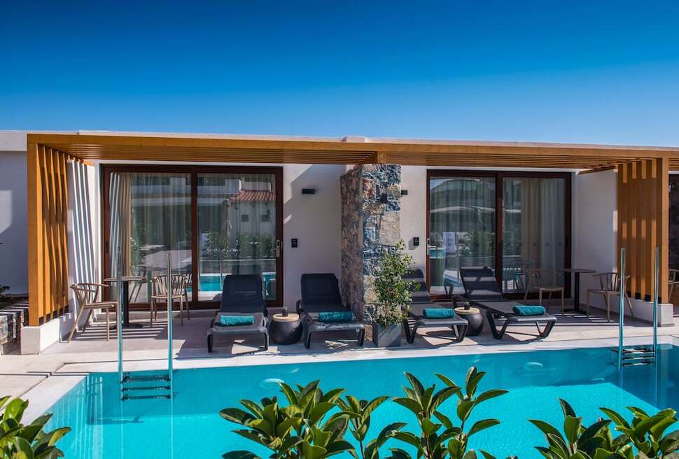Een foto van het zwembad bij Petousis Hotel & Suites