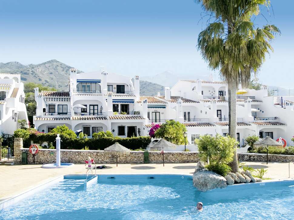 Een foto van het zwembad bij El Capistrano Village
