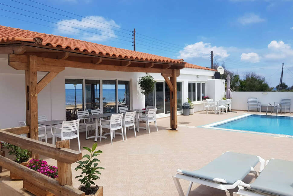 Een foto van het terras bij Kasapakis Aparthotel