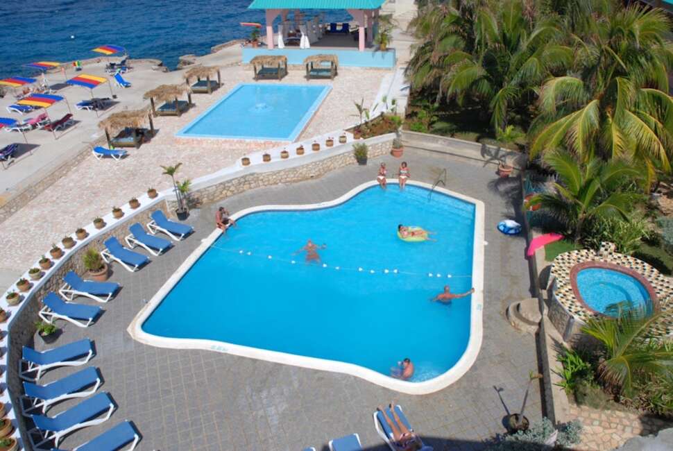 Een foto van het zwembad bij Samsara Cliff Resort
