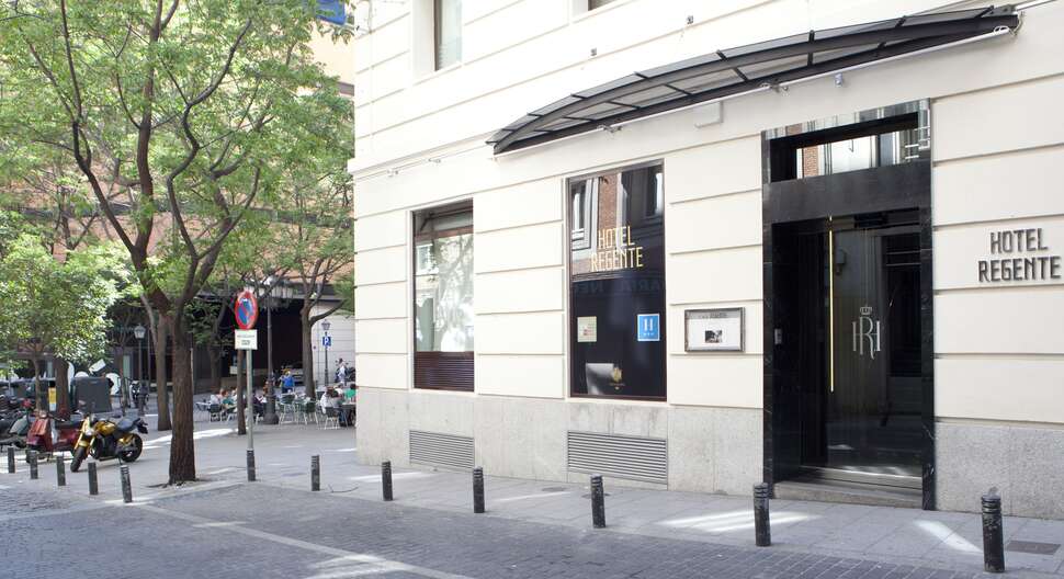 Een foto van de buitenkant van Hotel Regente Madrid