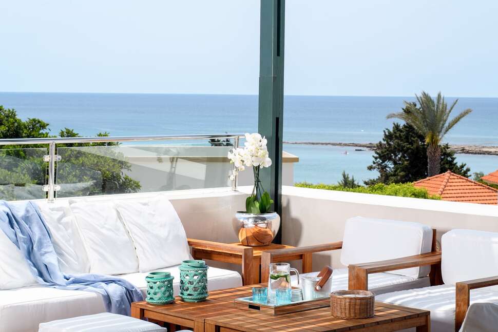Ein Foto von der Terrasse im Mitsis Rodos Maris Resort & Spa