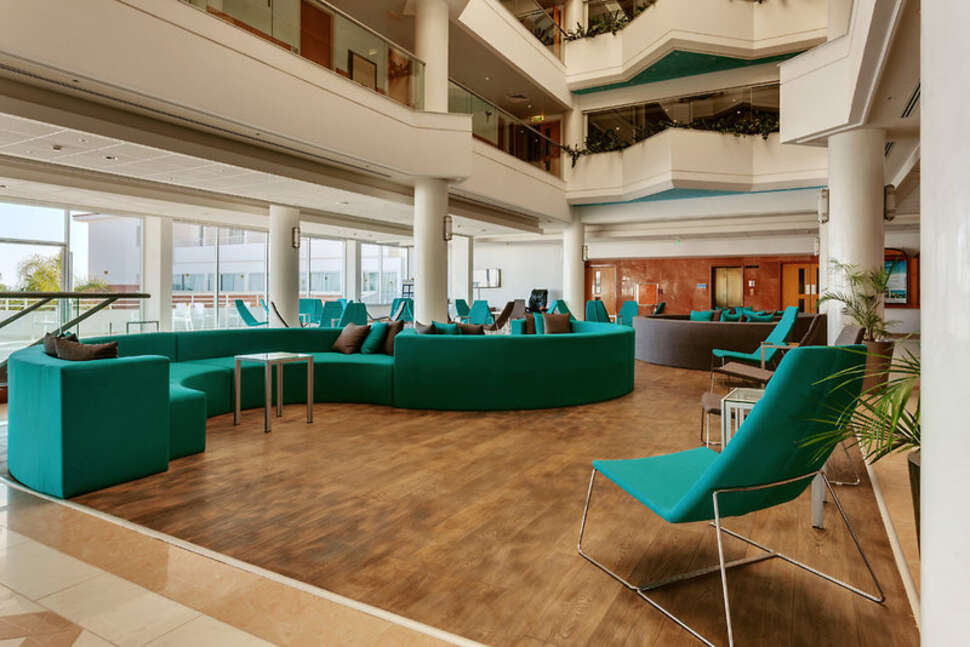 Een foto van het interieur van Leonardo Cypria Bay