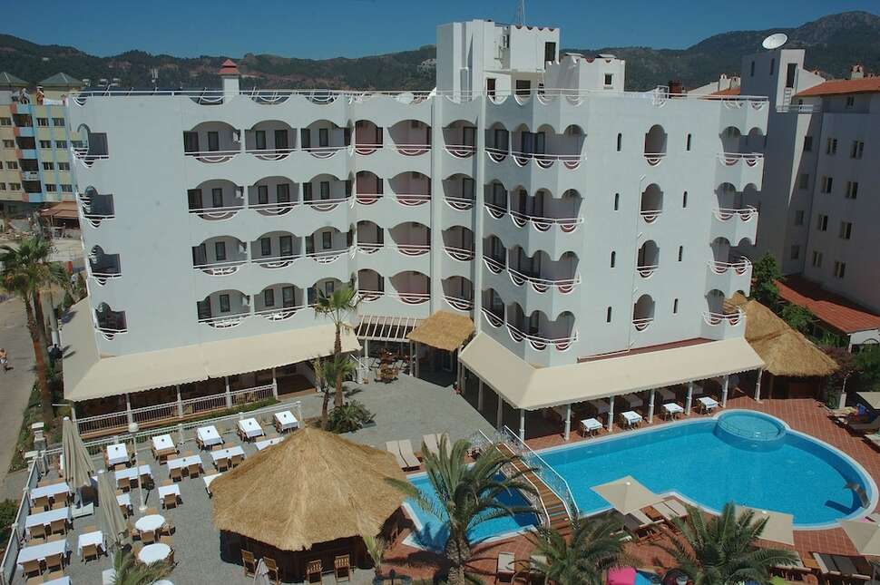 Een foto van het zwembad bij Hawaii Hotel