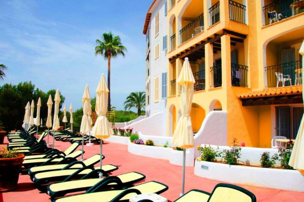 Een foto van het terras bij Ona Cala Pi Club Aparthotel
