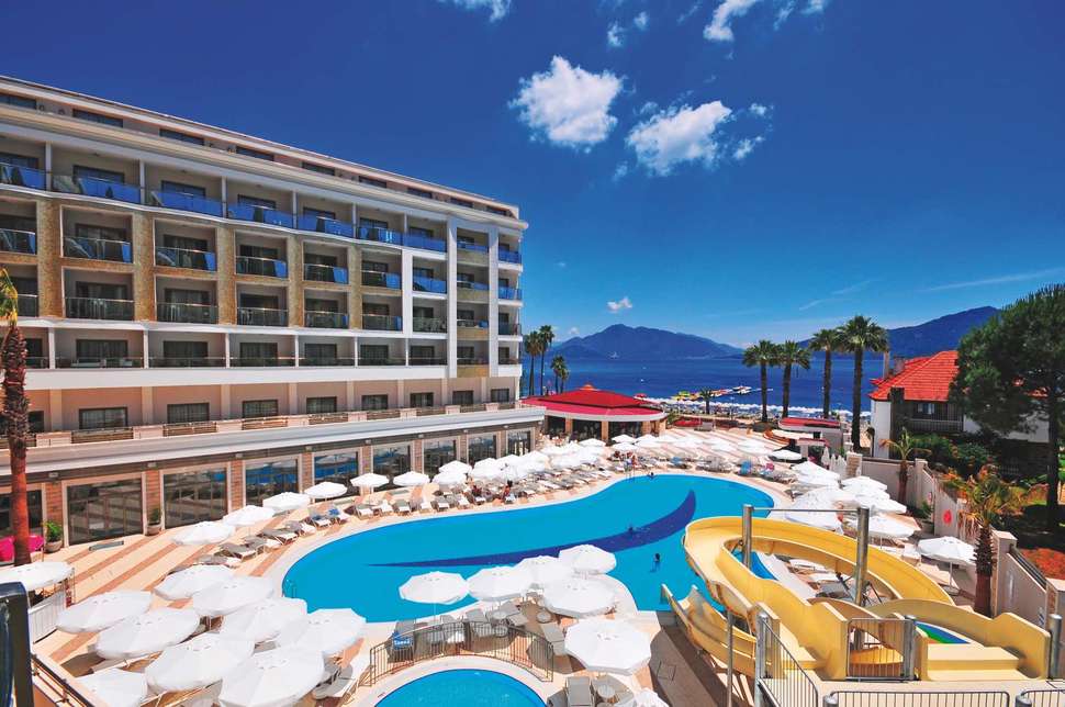 Ein Foto vom Pool im Hotel Golden Rock Beach