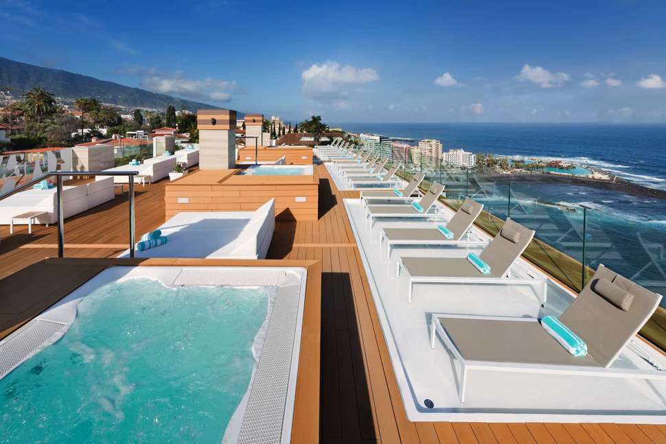 Een foto van het zwembad bij Atlantic Mirage Suites & Spa