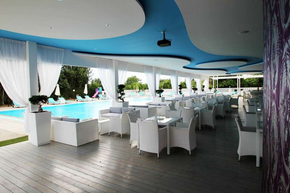 Ein Foto von der Terrasse im Sveltos Hotel