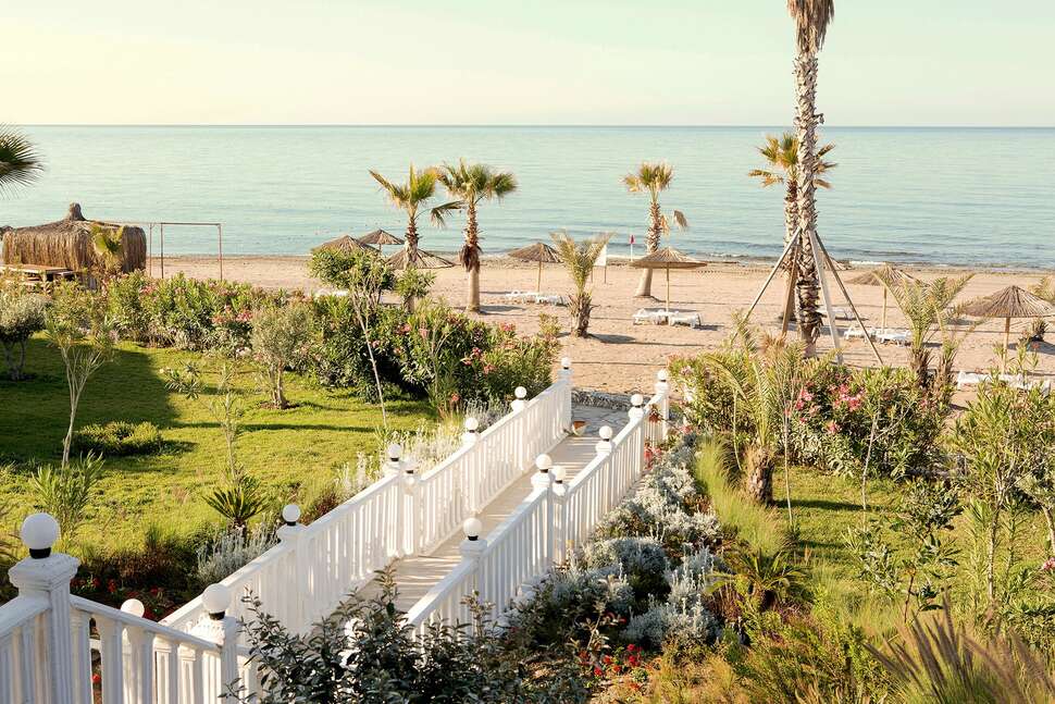 Een foto van het strand bij Flora Garden Beach Hotel