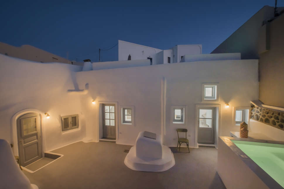 Een foto van de buitenkant van Aqua Serenity Santorini Luxury Suites