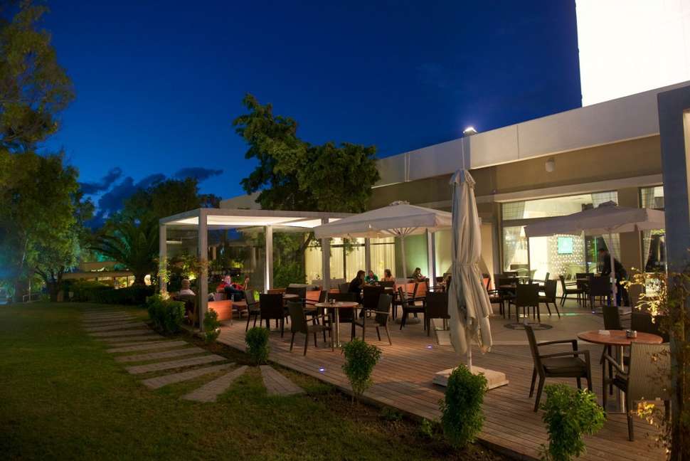 Een foto van het terras bij Rodos Palace Resort