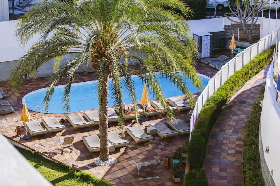 Een foto van het zwembad bij Las Jacarandas Beach