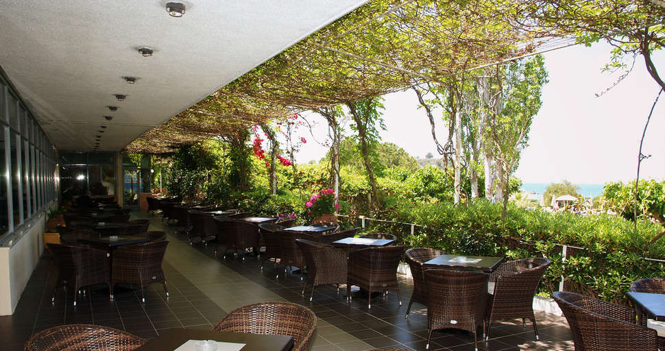 Een foto van het terras bij Mediterranee Hotel