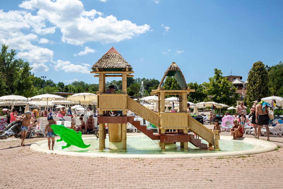 Een foto van het zwembad bij hu Norcenni Girasole Village