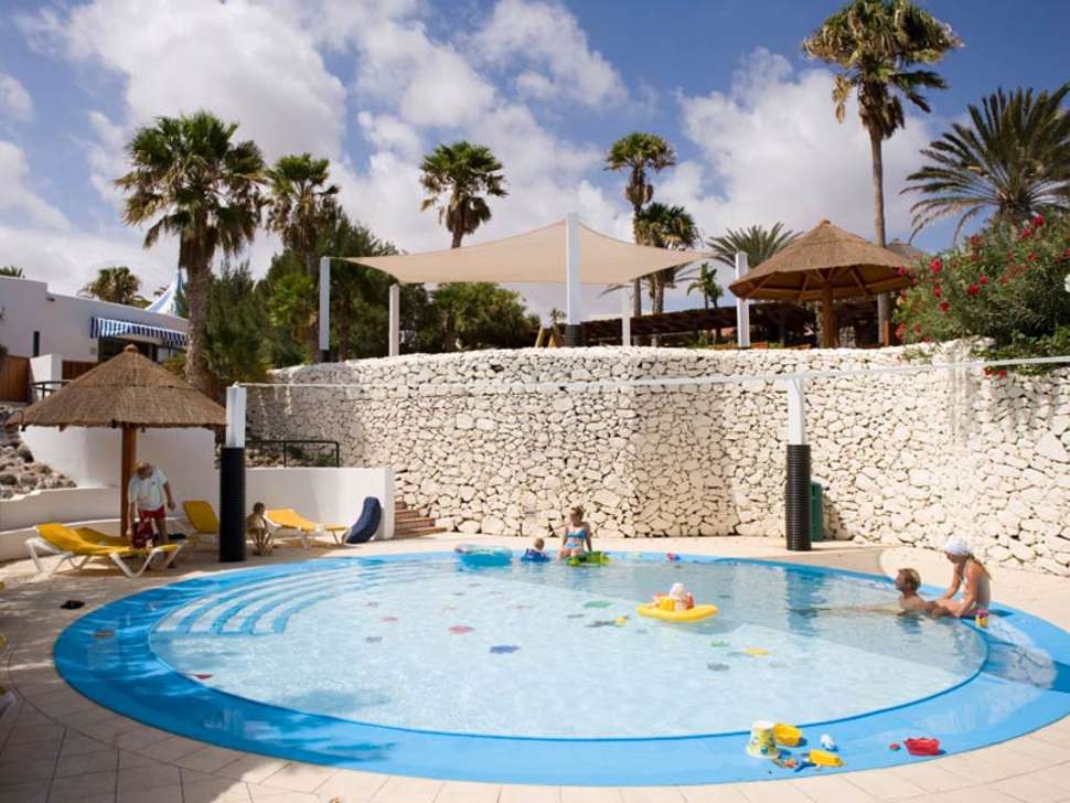 Een foto van het zwembad bij Robinson Club Esquinzo Playa