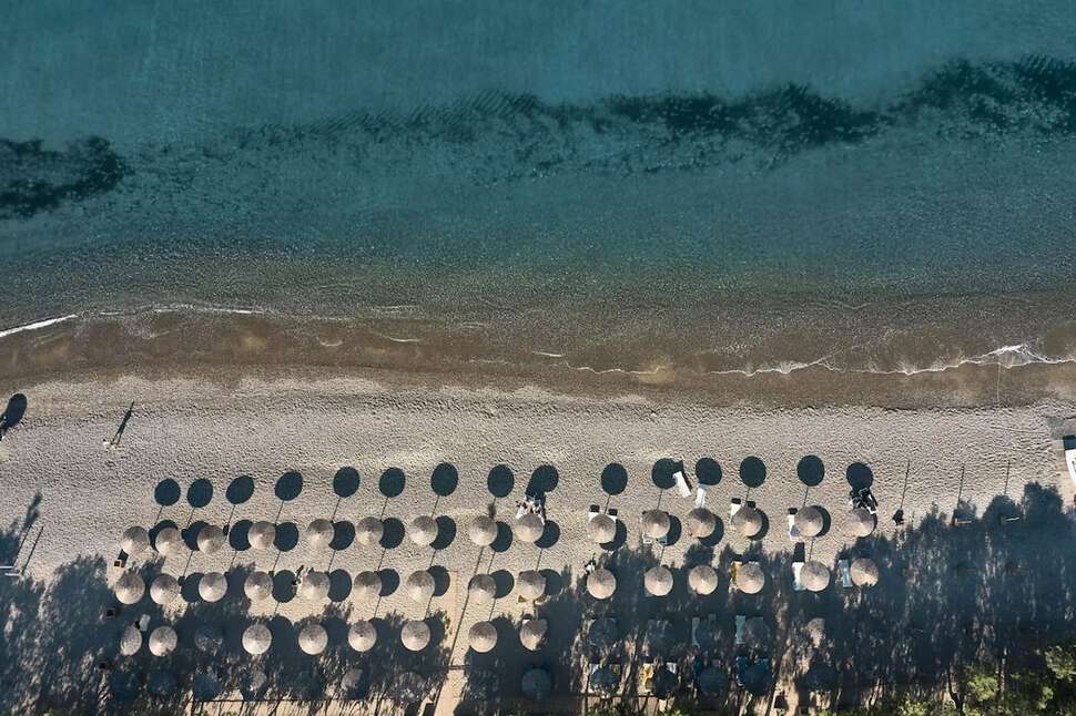 Een foto van het strand bij Theros All Suite Hotel