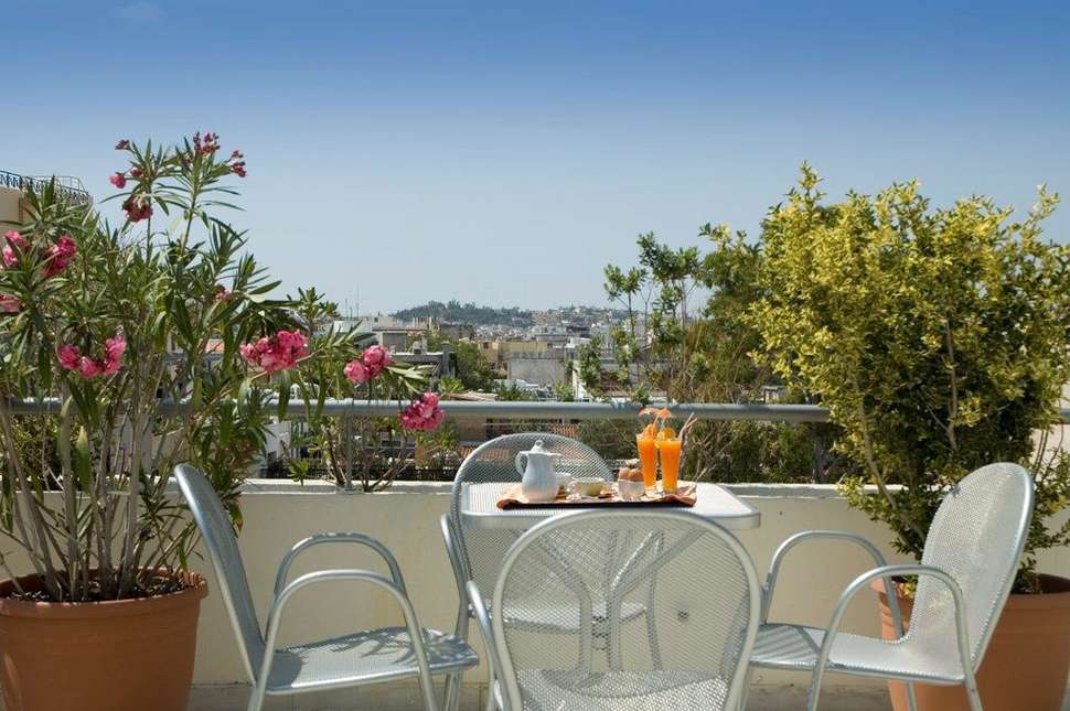 Een foto van het terras bij Hermes Hotel Athene