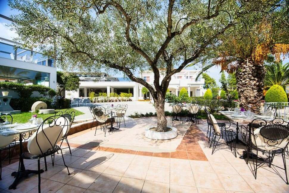 Een foto van het terras bij Chrousso Village Hotel