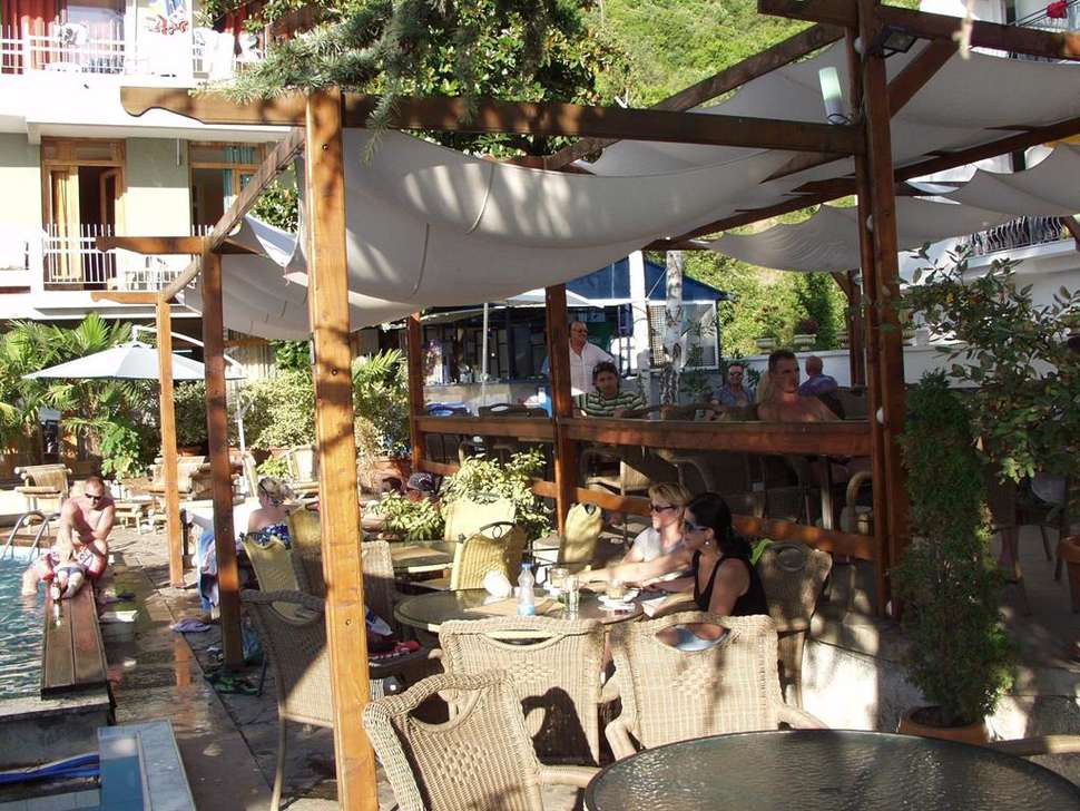 Een foto van het terras bij Villa Dionis