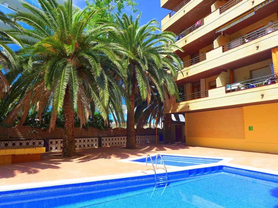 Een foto van het zwembad bij Azahar Salou Appartementen