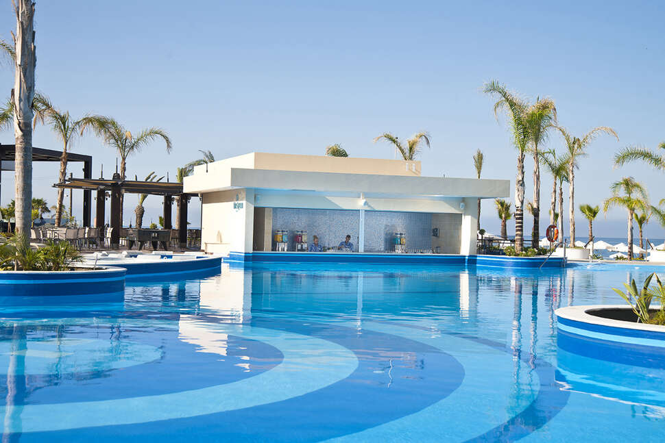 Ein Foto vom Pool im Olympic Lagoon Resort Paphos