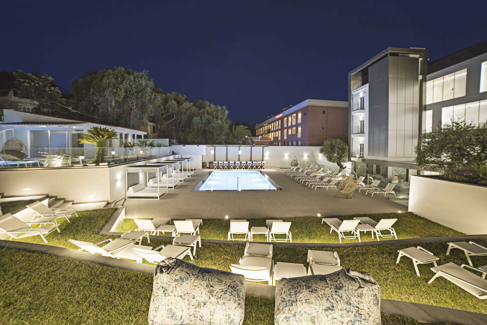 Een foto van het zwembad bij Ray Hotel Corfu