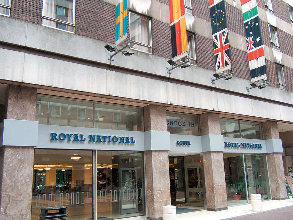 Een foto van de buitenkant van Royal National Hotel