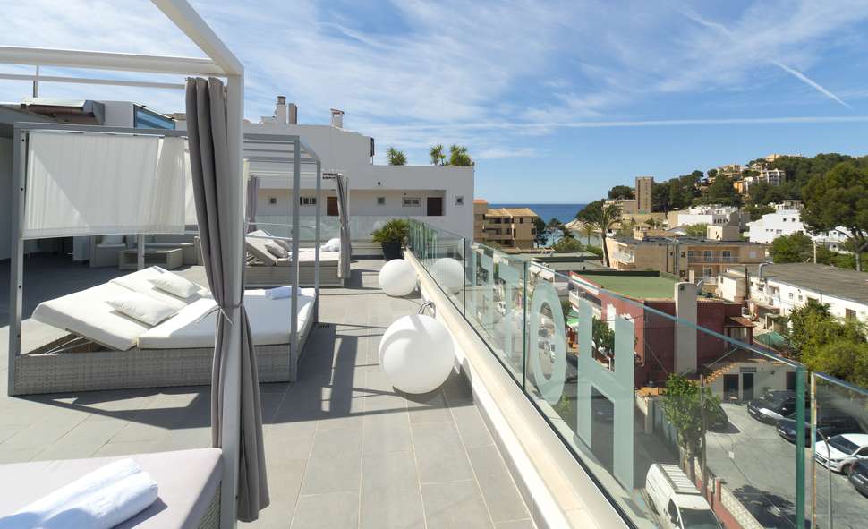 Een foto van het terras bij Diamante Paguera Boutique