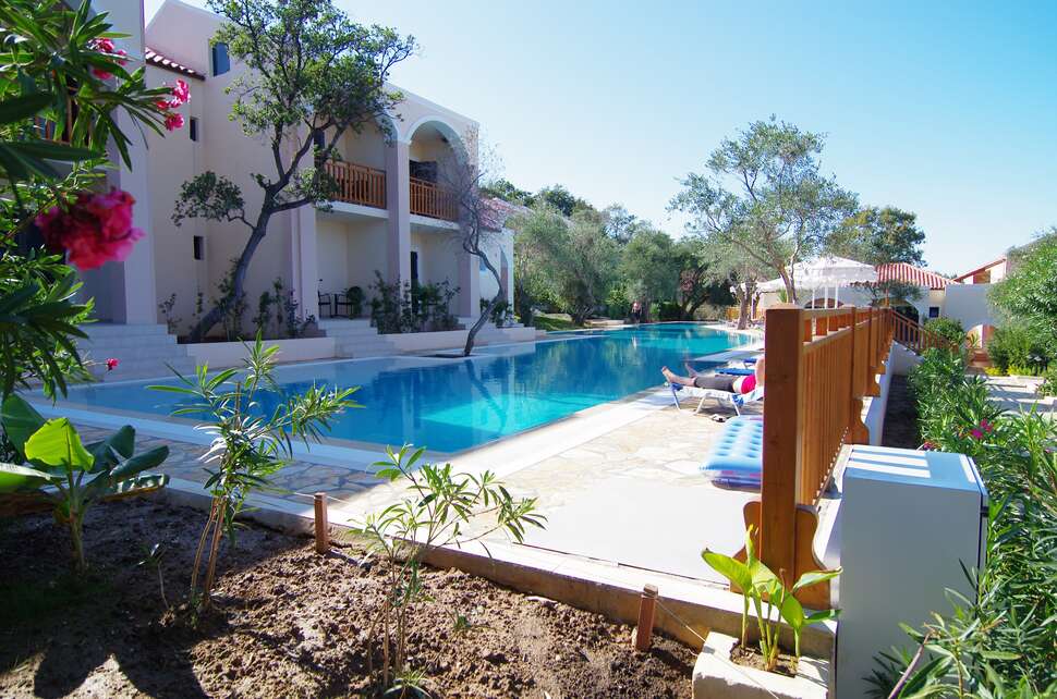 Een foto van het zwembad bij Roda Beach Resort & Spa