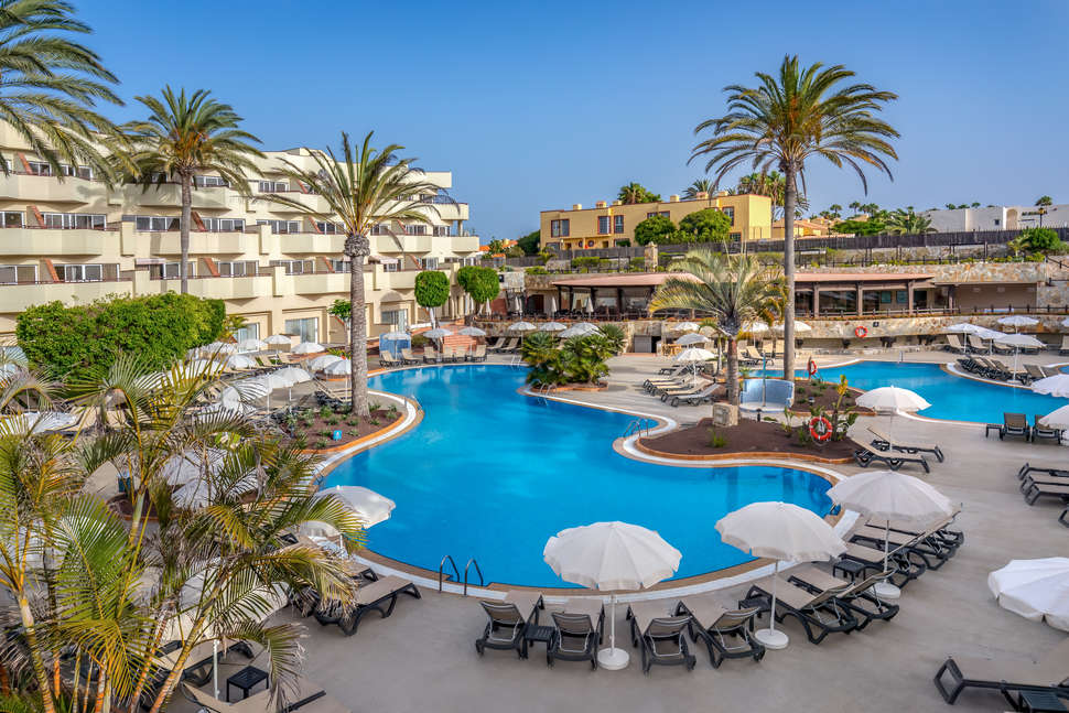 Een foto van het zwembad bij Barcelo Corralejo Bay