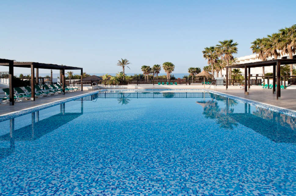 Een foto van het zwembad bij Barcelo Cabo de Gata