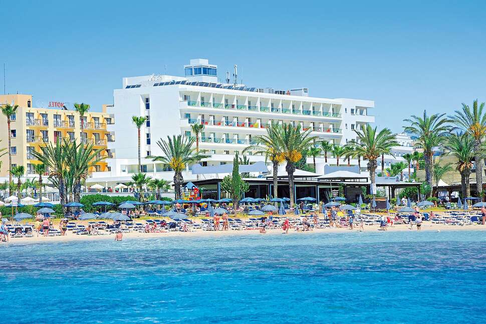 Ein Foto von der Außenansicht des Hotel Nelia Beach