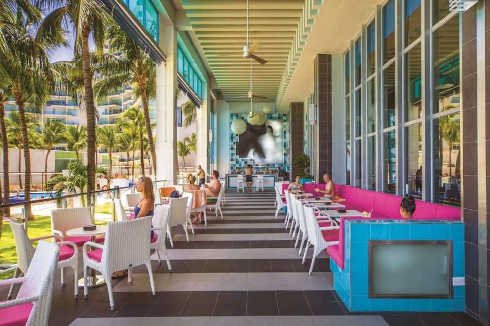 Een foto van het terras bij Riu Cancun