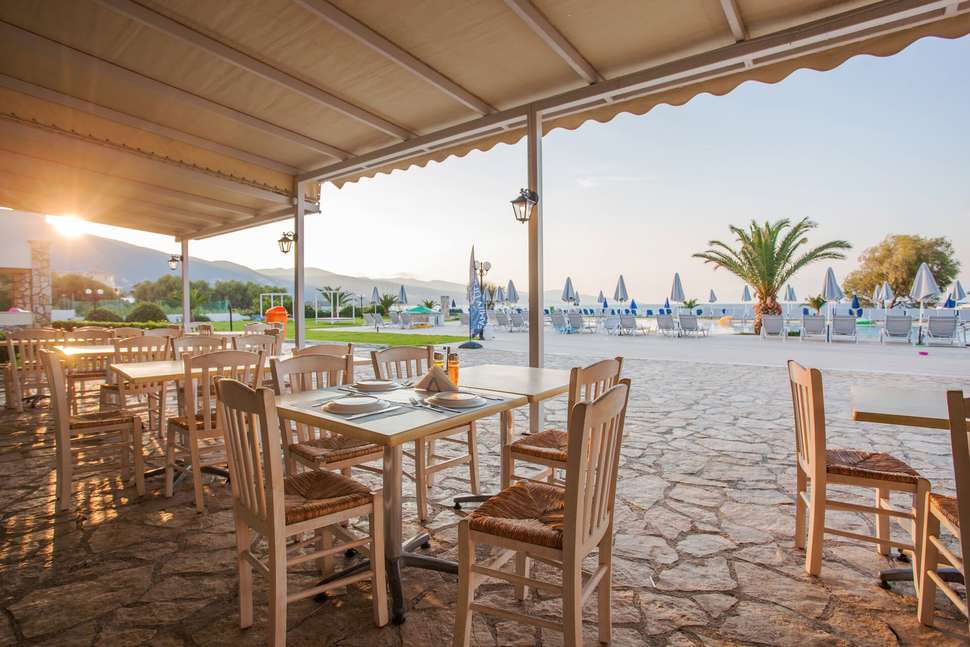 Een foto van het terras bij Alykanas Village Resort