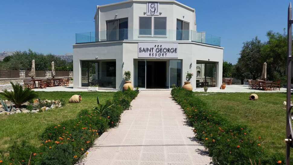 Een foto van de buitenkant van Saint George Resort Archangelos