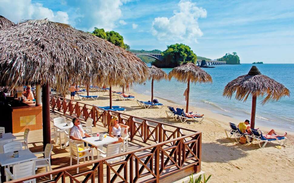 Een foto van het terras bij Grand Bahia Principe Cayacoa