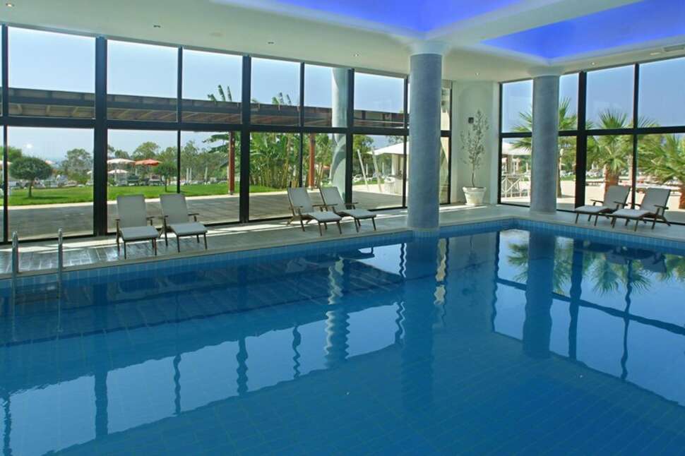 Een foto van het zwembad bij Grecian Park Hotel