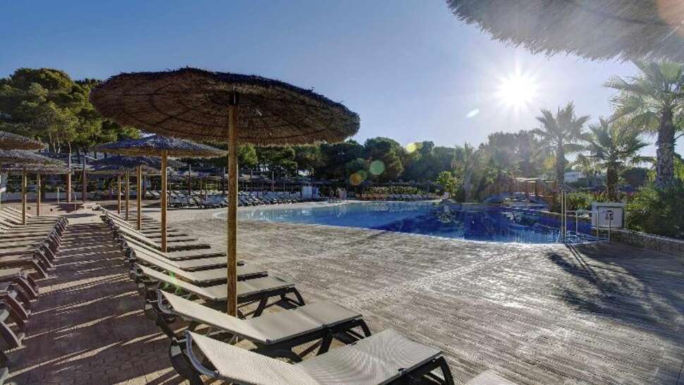 Een foto van het zwembad bij Magic Life Cala Pada