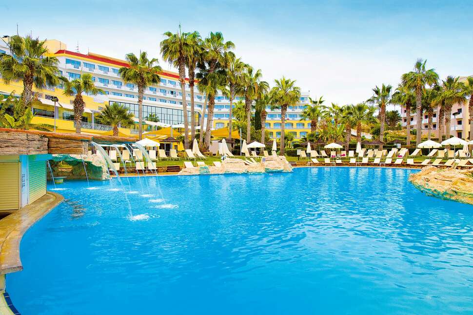 Een foto van het zwembad bij St. George Hotel Spa & Beach Resort
