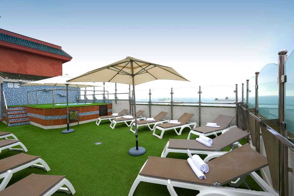 Een foto van het terras bij Hotel Fenix Torremolinos