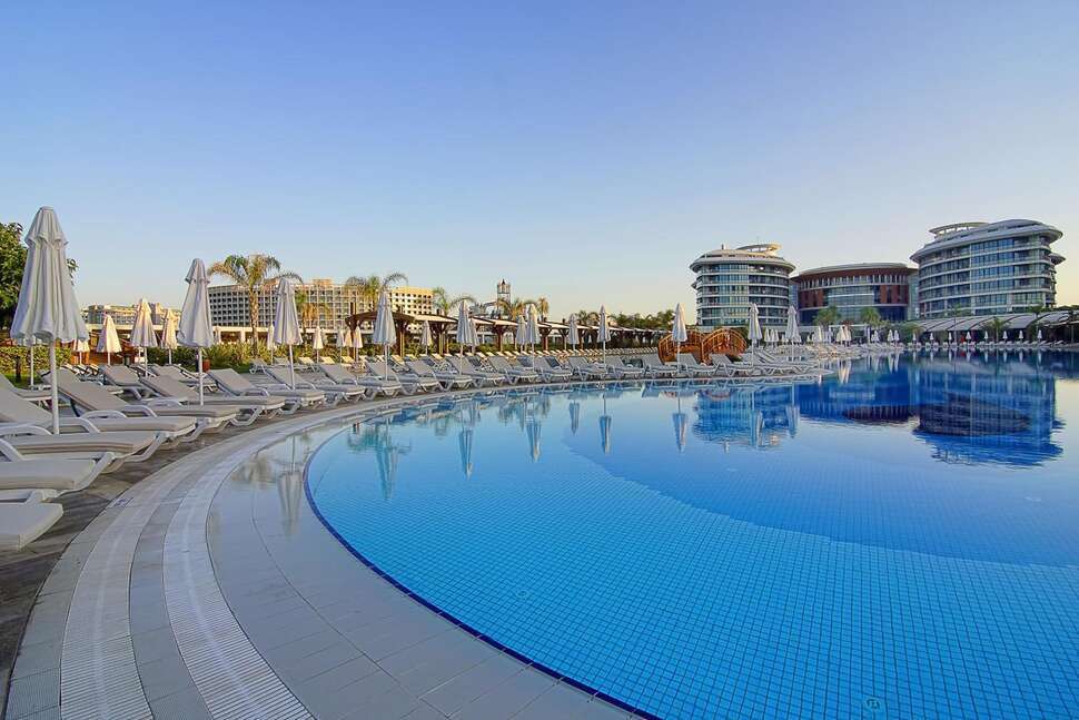 Ein Foto vom Pool im Hotel Baia Lara