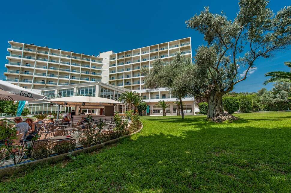 Een foto van het terras bij Evia Riviera Resort